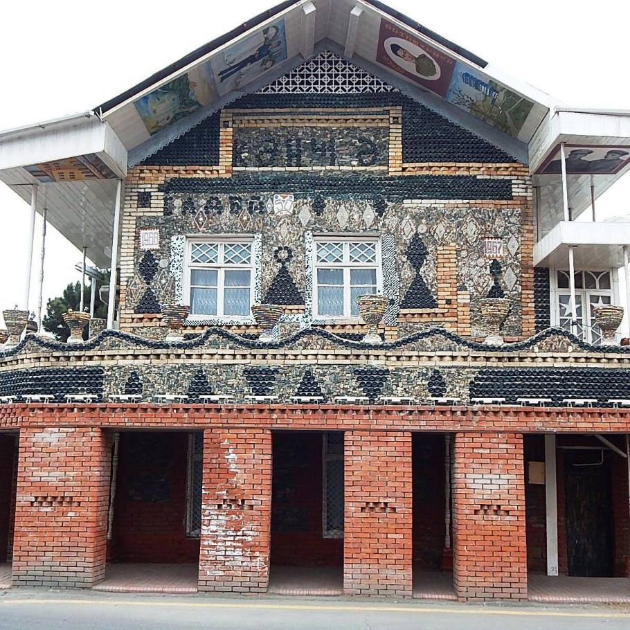 Бутылочный дом в Гяндже