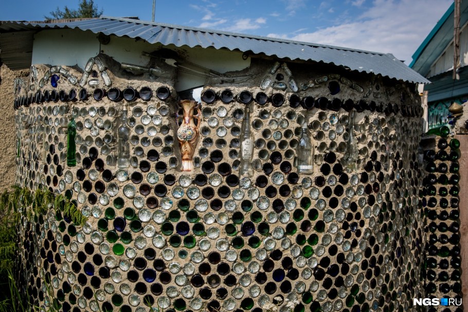 Забор из бутылок стеклянных