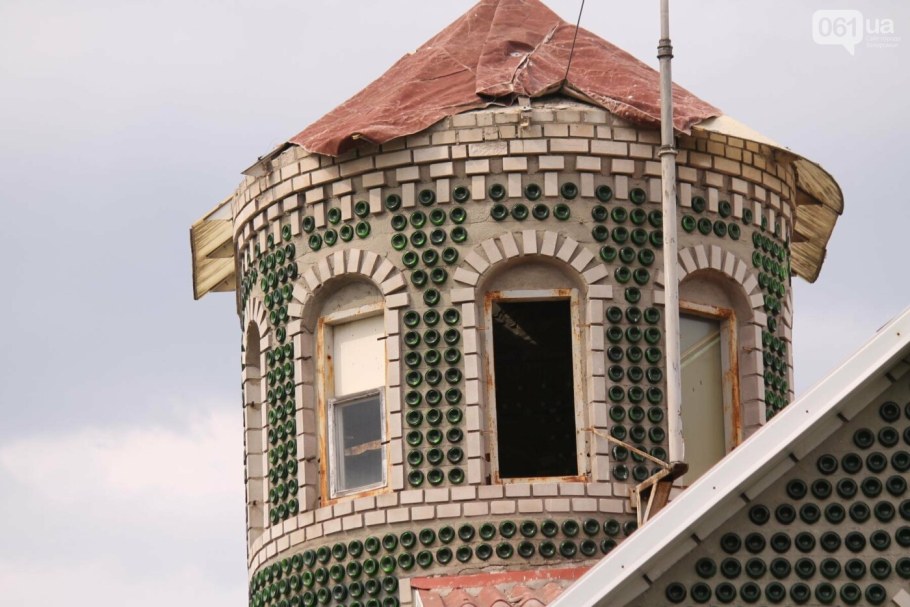 Бутылочный дом Владимира Сысы