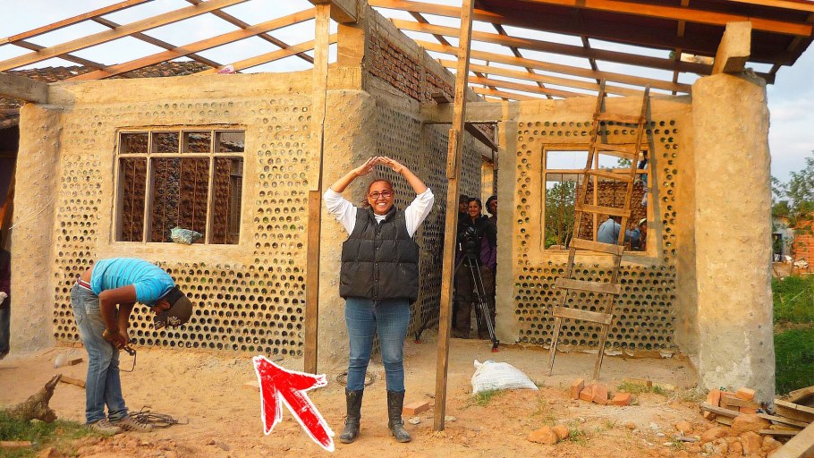 Мужчина построил дом из бутылок