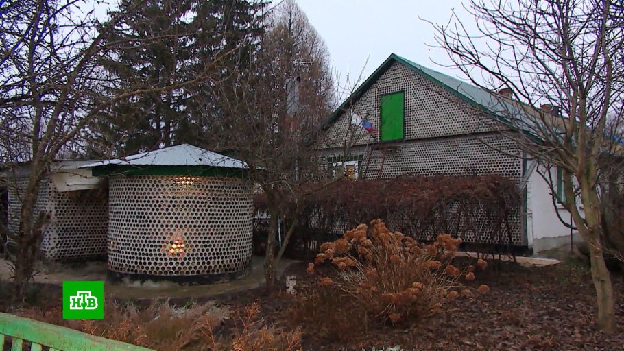 Дом из стеклянных бутылок в деревне Липово