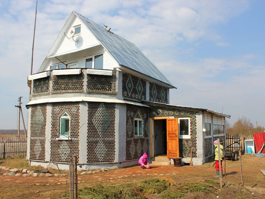 Дом из бутылок в Смоленской области