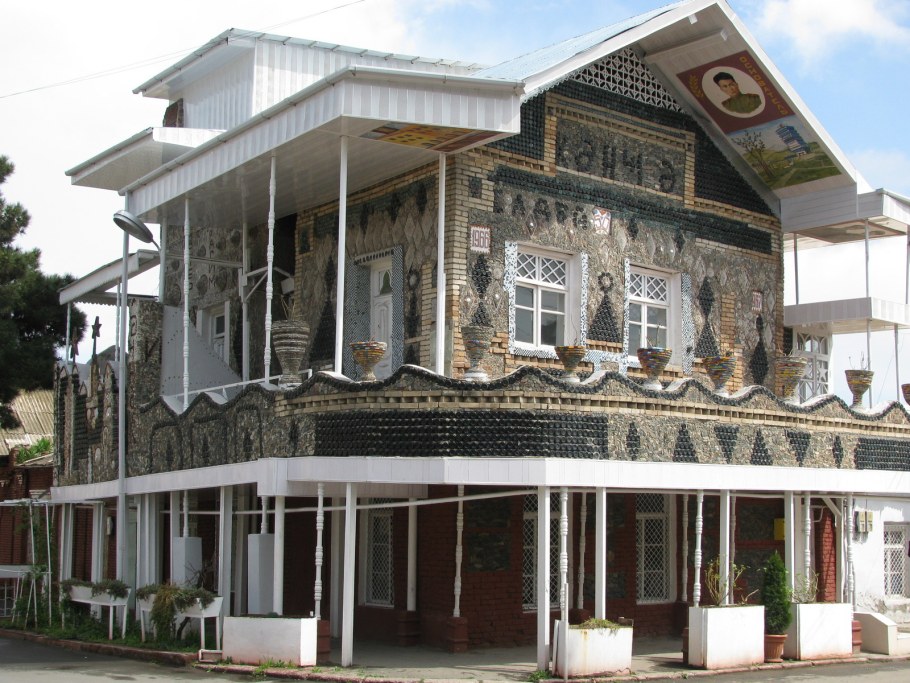 Бутылочный дом в Гяндже Азербайджан