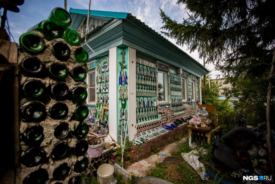 Дом Владимира Сысы из стеклянных бутылок