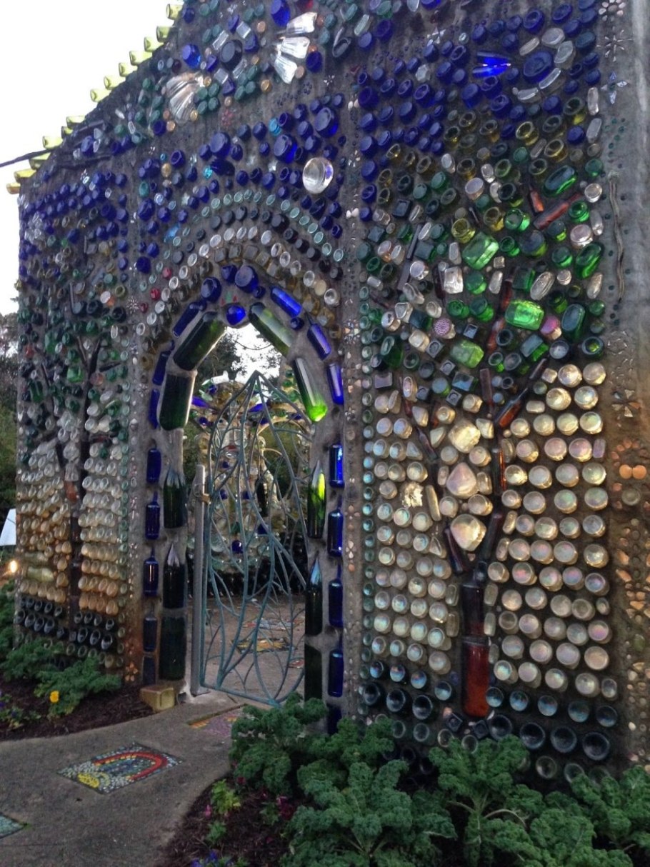 Беседка из бутылок стеклянных
