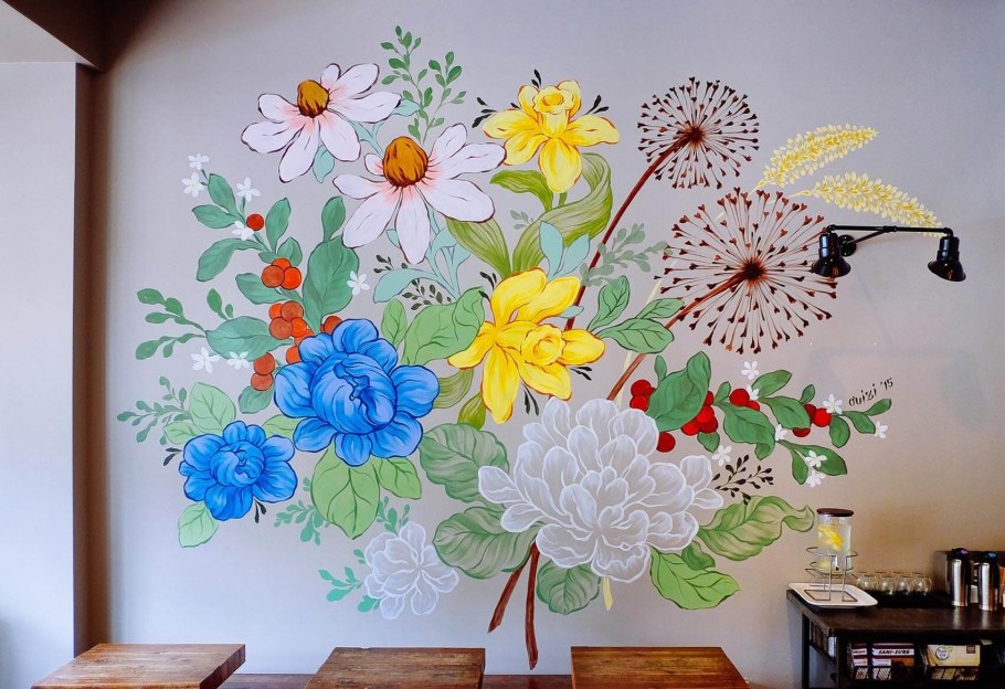 Рисуем цветы на стене