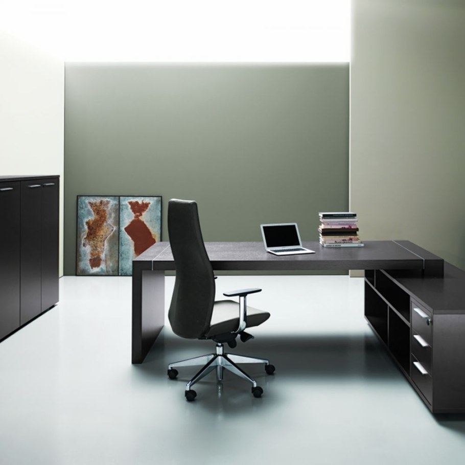 Офисная мебель черного цвета