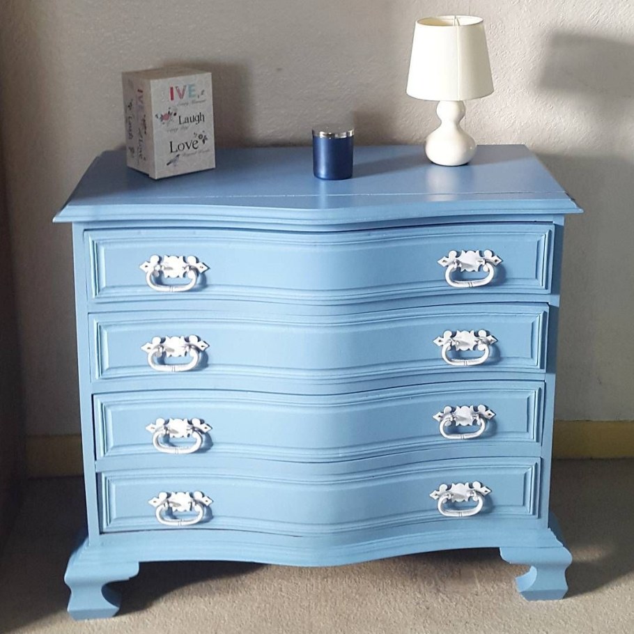 Комод голубого цвета