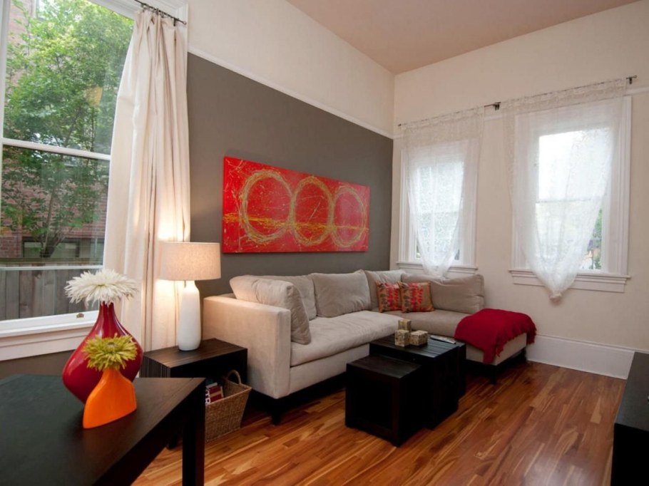 Прямоугольная комната с двумя окнами