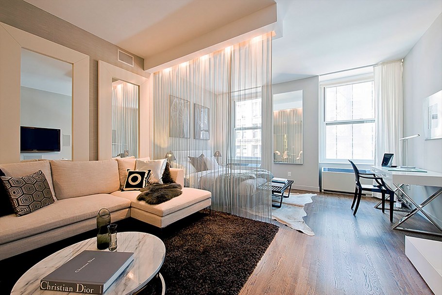 Планировка зала с двумя окнами