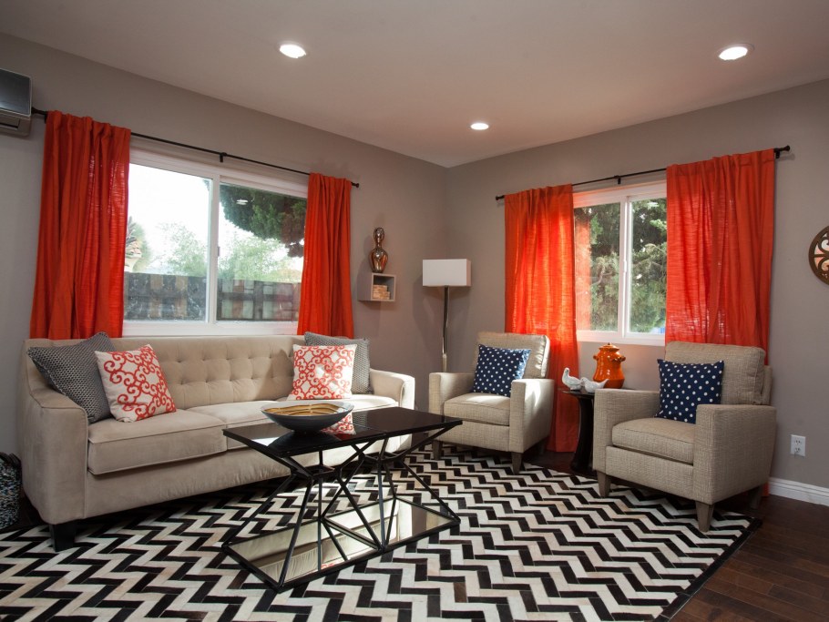 Красные шторы в интерьере гостиной