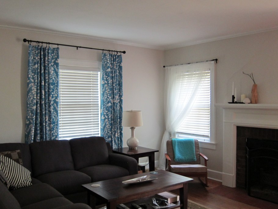 Шторы в комнате с двумя окнами