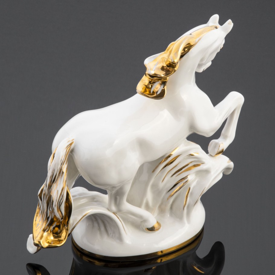 Статуэтка лошадь целует