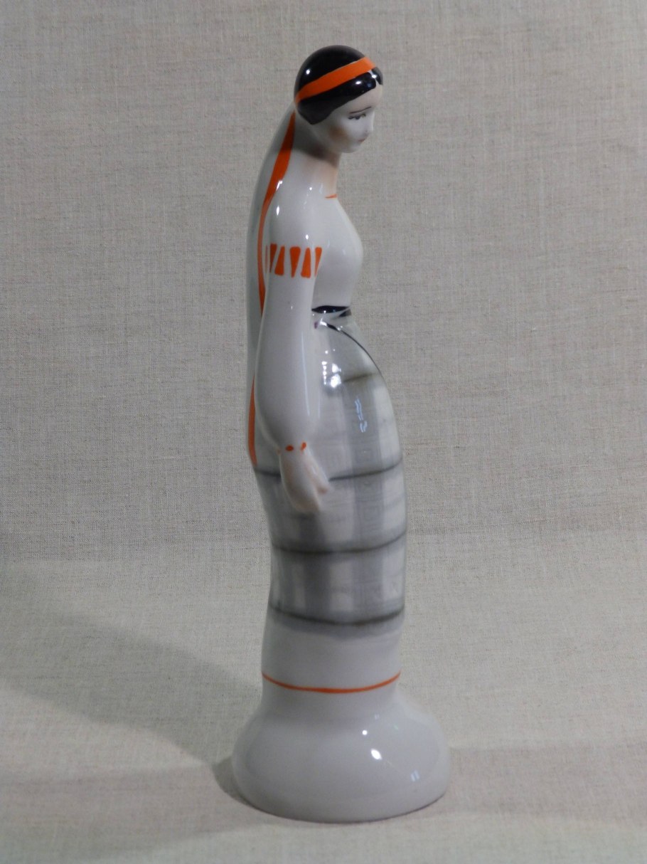 Наймичка фарфоровая статуэтка Гарднер