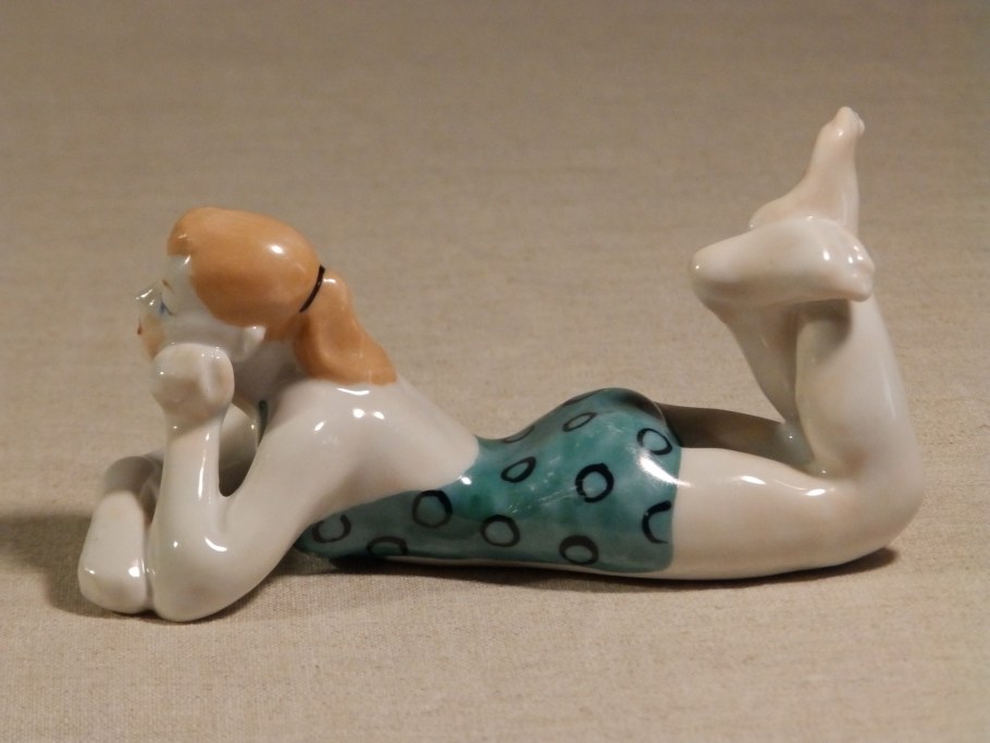 Статуэтки пляжницы