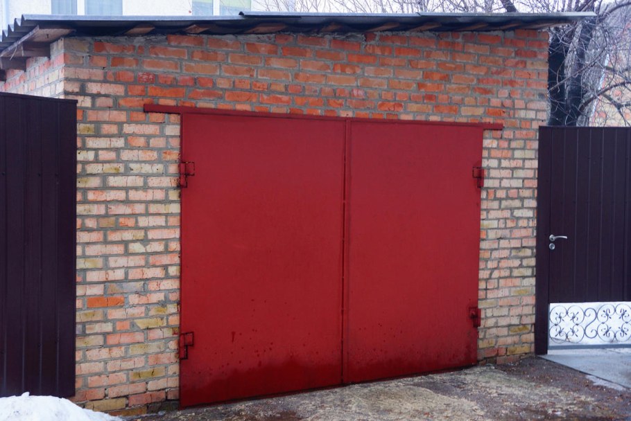 Ворота в гараж распашные из кирпича