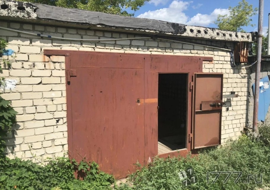 Старый кирпичный гараж