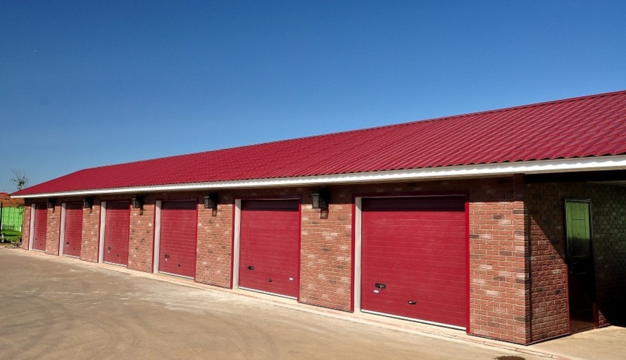 Много гаражей