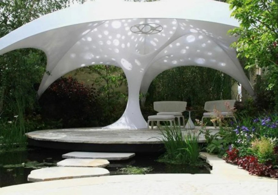 Теневой навес v landshasftom dizayni