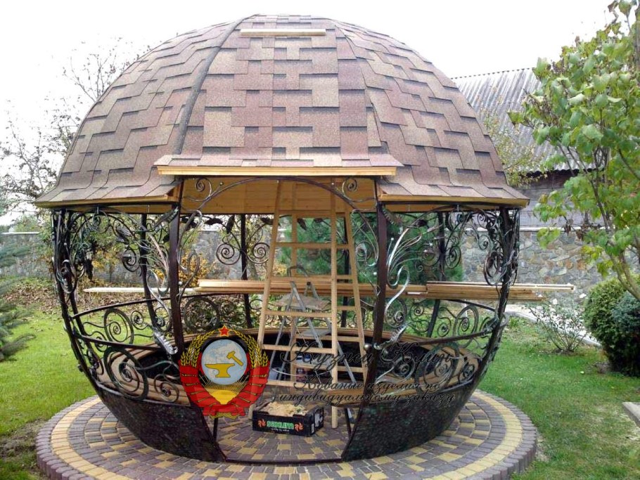 Круглая беседка из металла