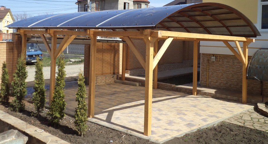 Деревянный навес из поликарбоната