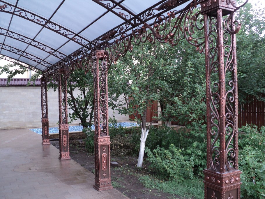 Кованая пергола для винограда