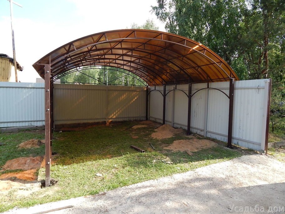 Металлический навес для машины