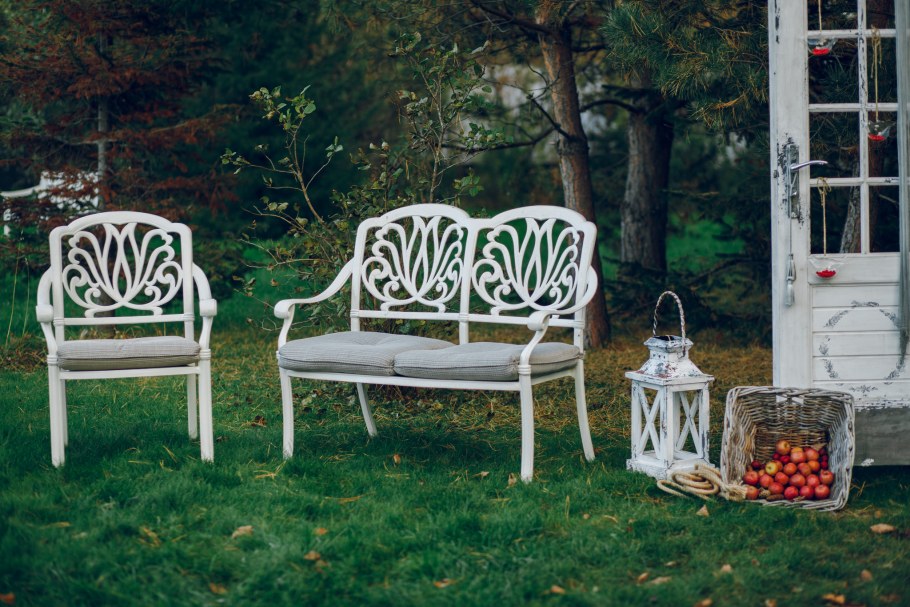 Белая скамейка для сада