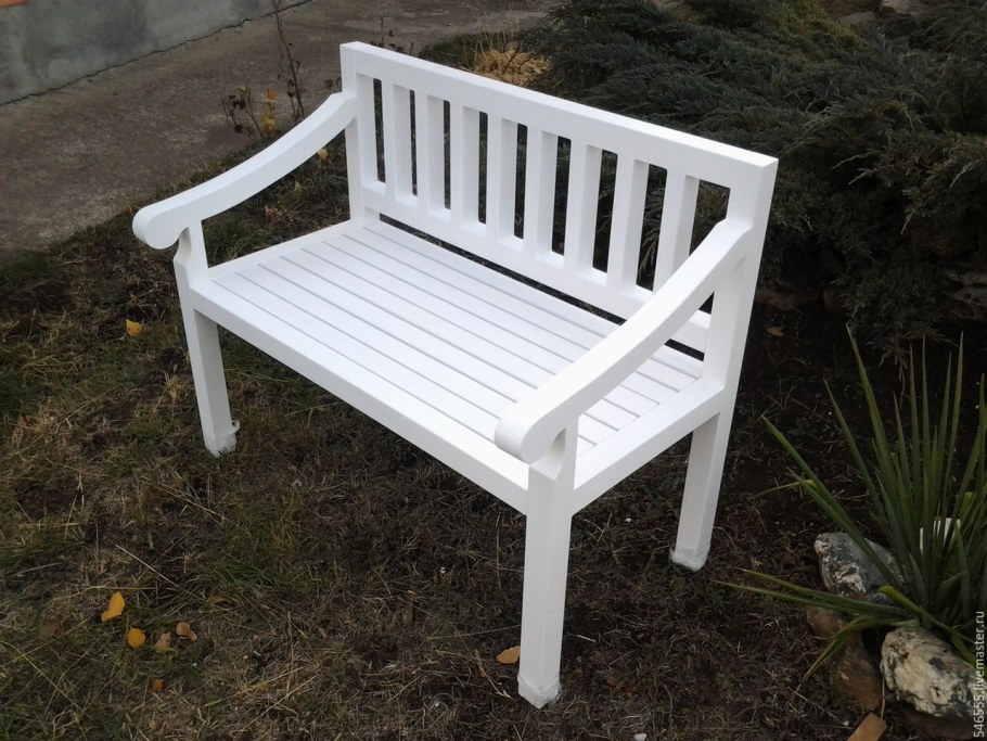 Деревянная скамейка, белая