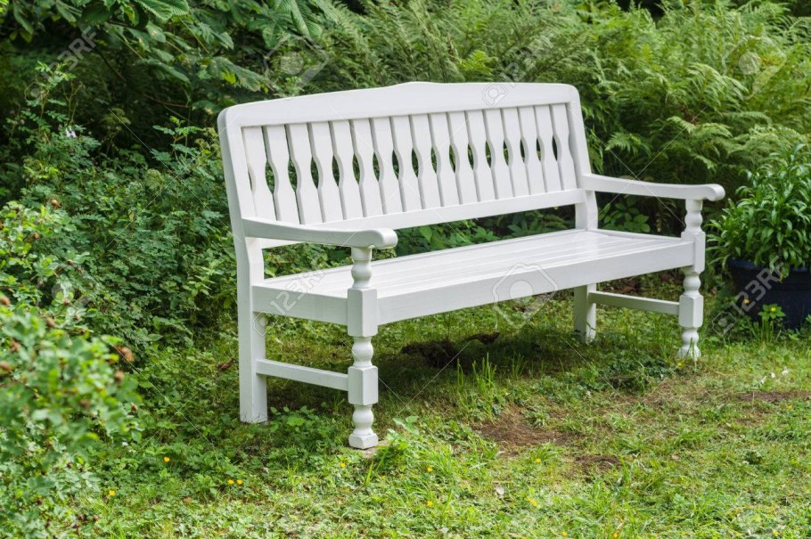 Белые скамейки в классическом стиле в саду