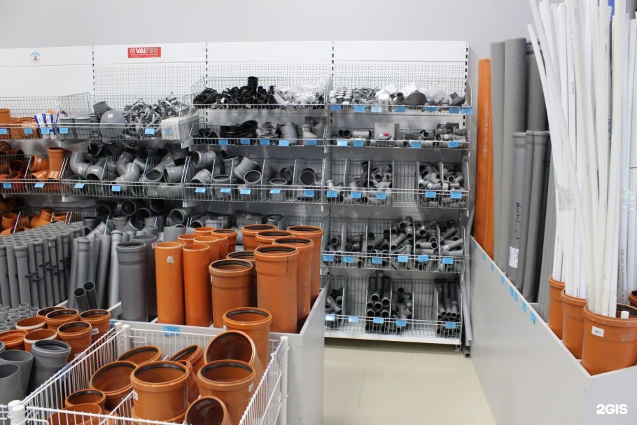 Витрина с канализационными фитингами