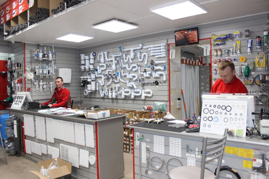 Витрина магазина сантехники