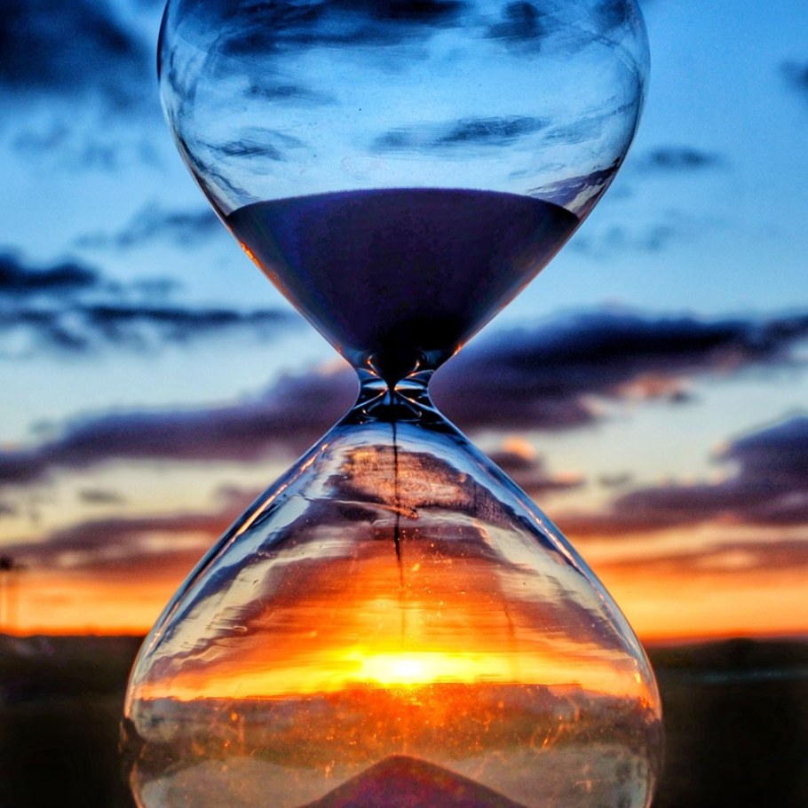 Песочные часы на природе