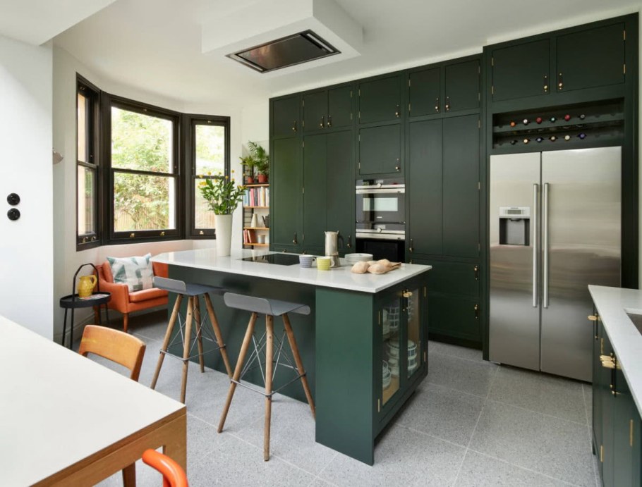 Кухня в лондонском стиле зеленая