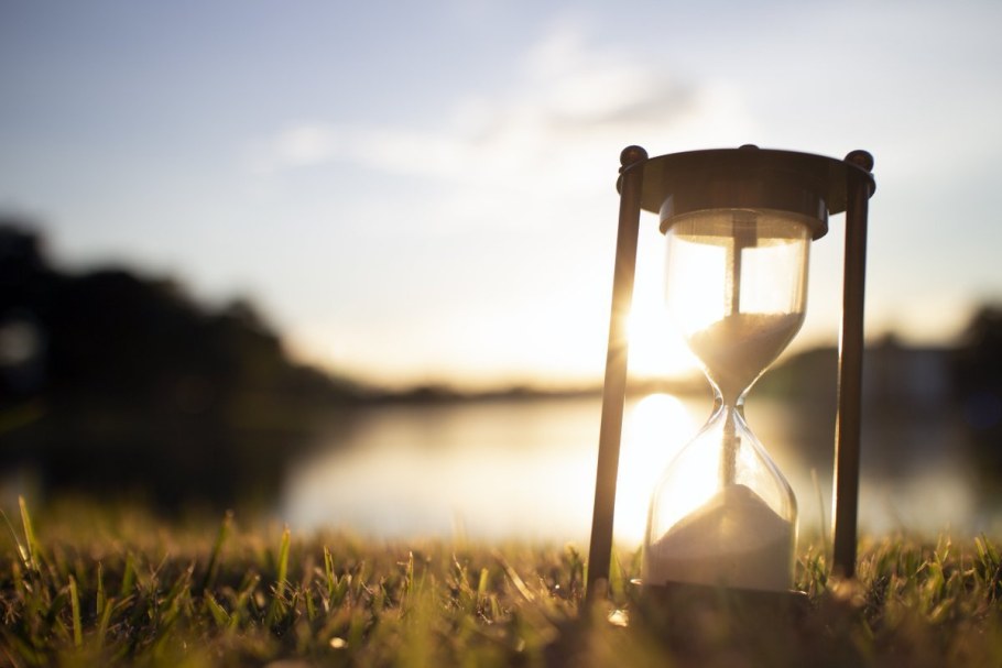 Песочные часы на природе