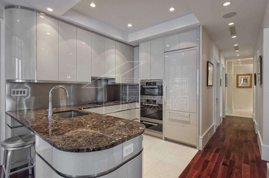 Серебристый холодильник в интерьере кухни