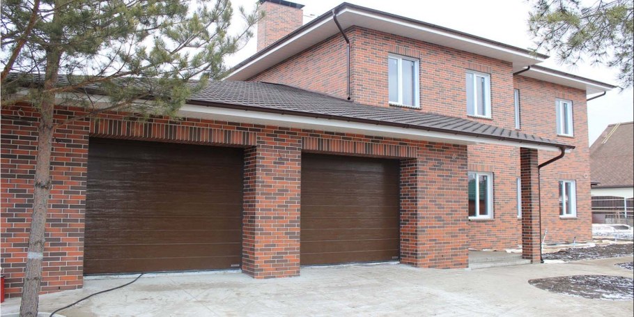 Дом из красного кирпича с гаражом