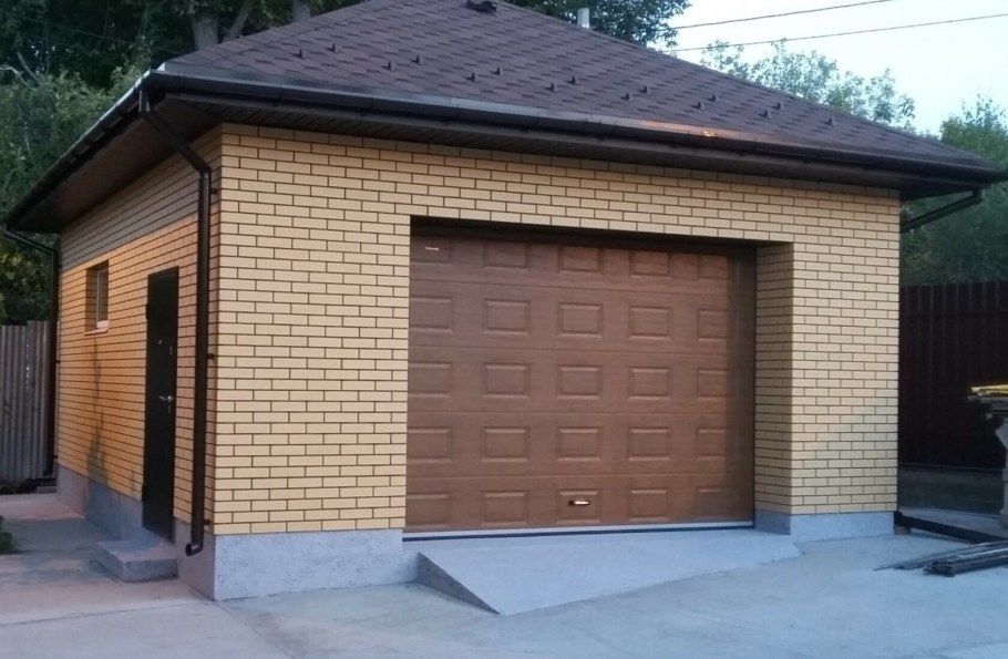 Гараж из красного кирпича