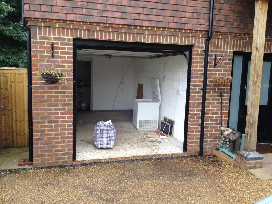 Небольшой гараж