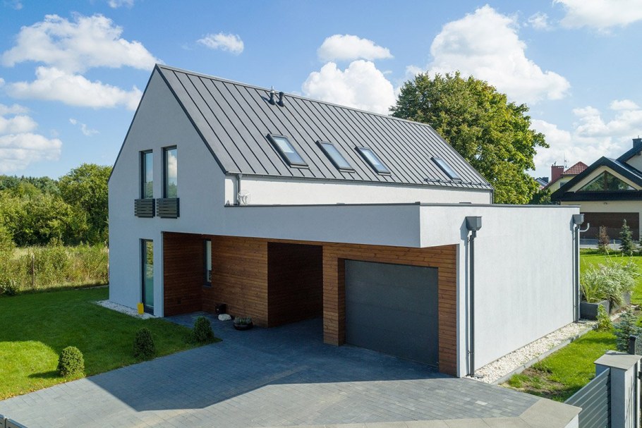 Дом с двускатной крышей и гаражом