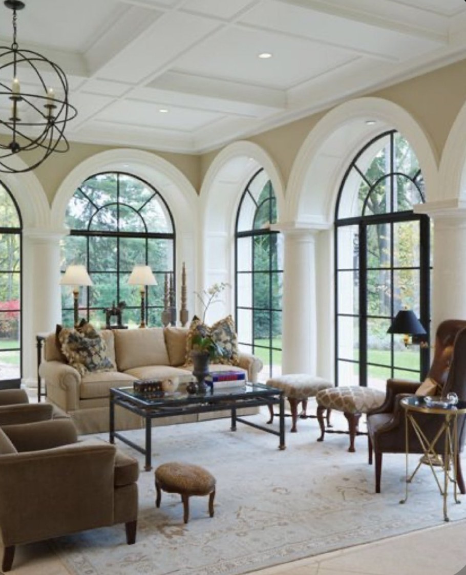 Веранда с арочными окнами