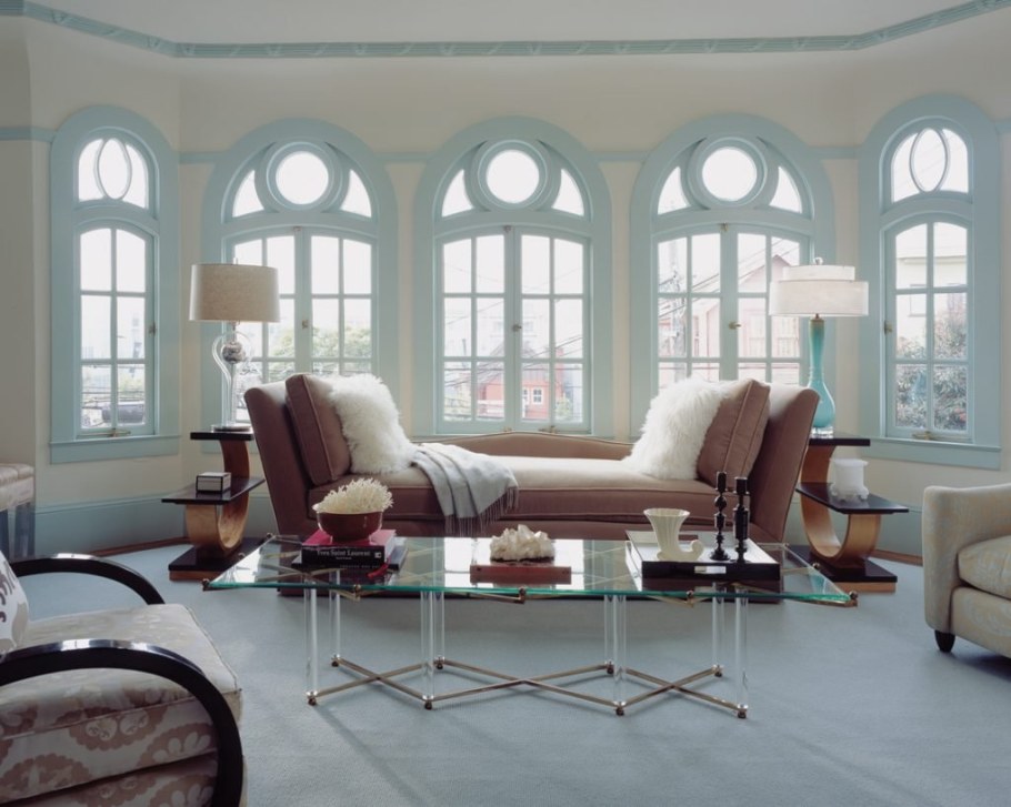 Комната с арочным окном