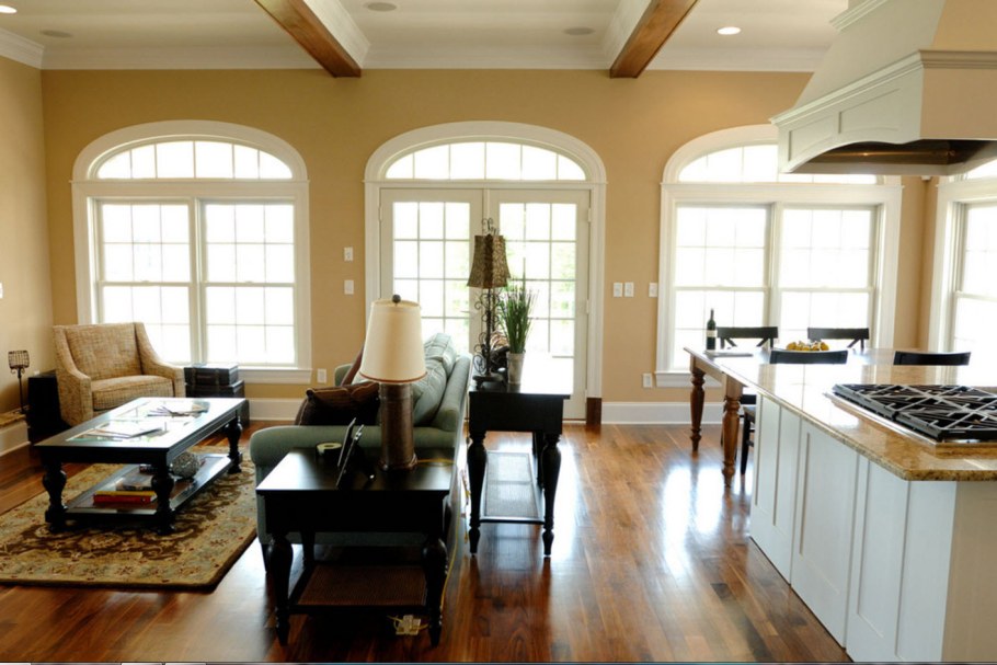 Кухня гостиная с арочными окнами
