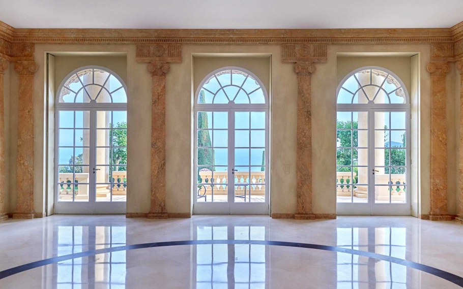 Окно в особняке