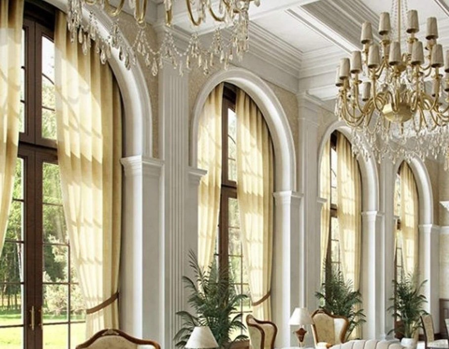 Зал с арочными окнами