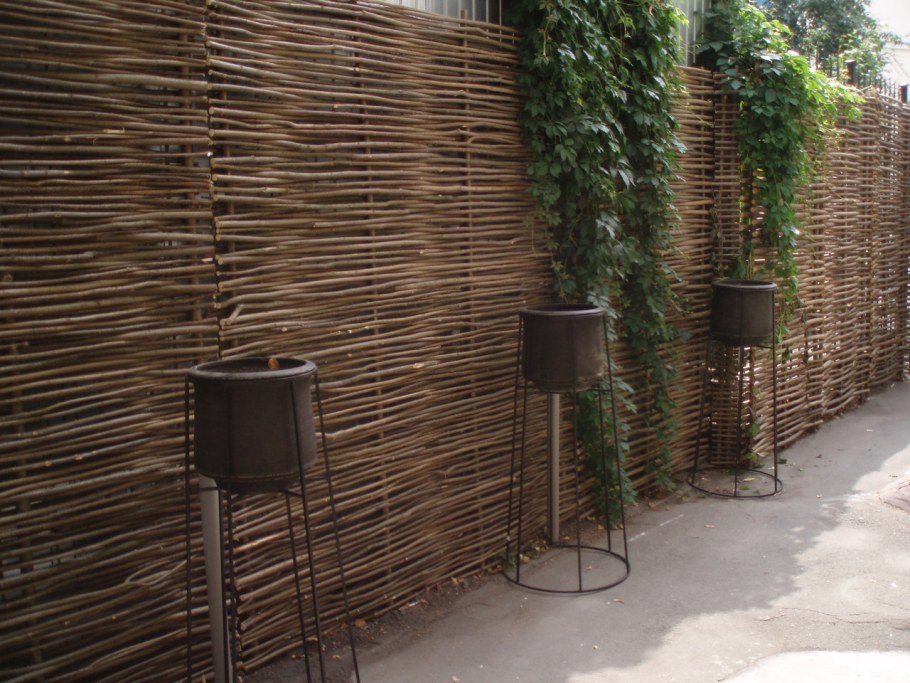 Заборы из лозы орешника