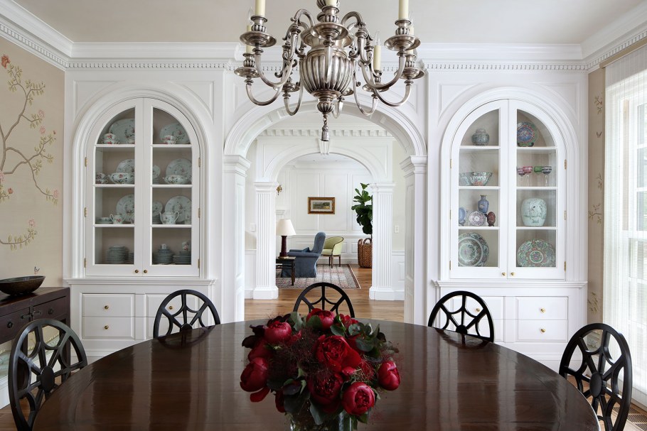 Интерьер Неоклассика с арочными окнами