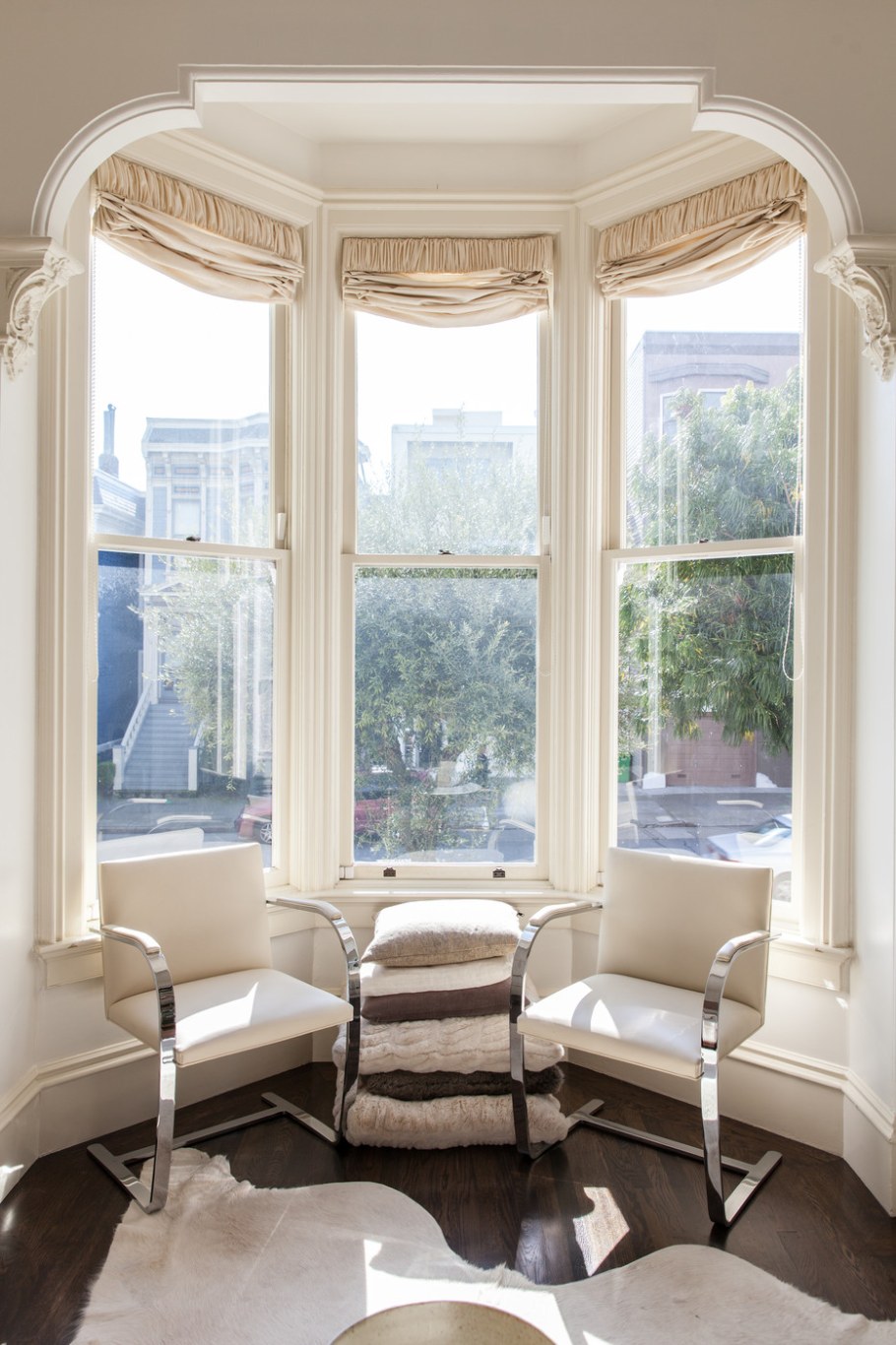 Эркер с арочными окнами