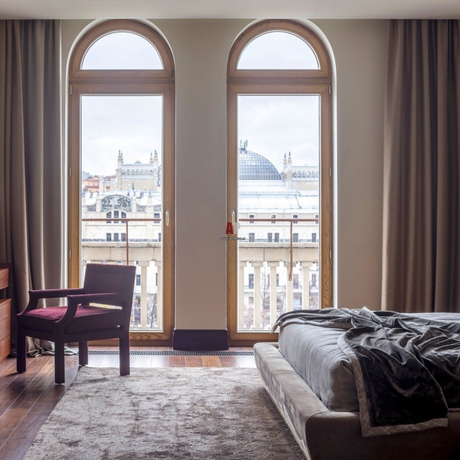 Комната с арочным окном