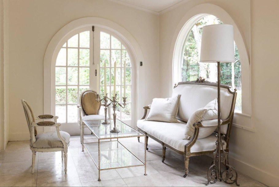 Французские арочные окна в гостиной